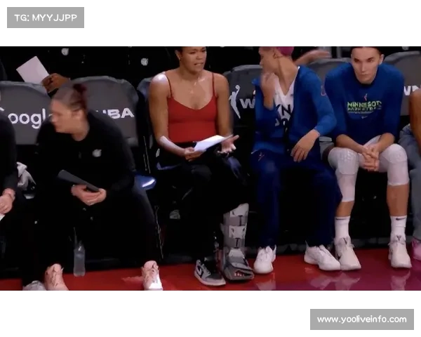 太阳球员布克现场观战WNBA水星队半决赛